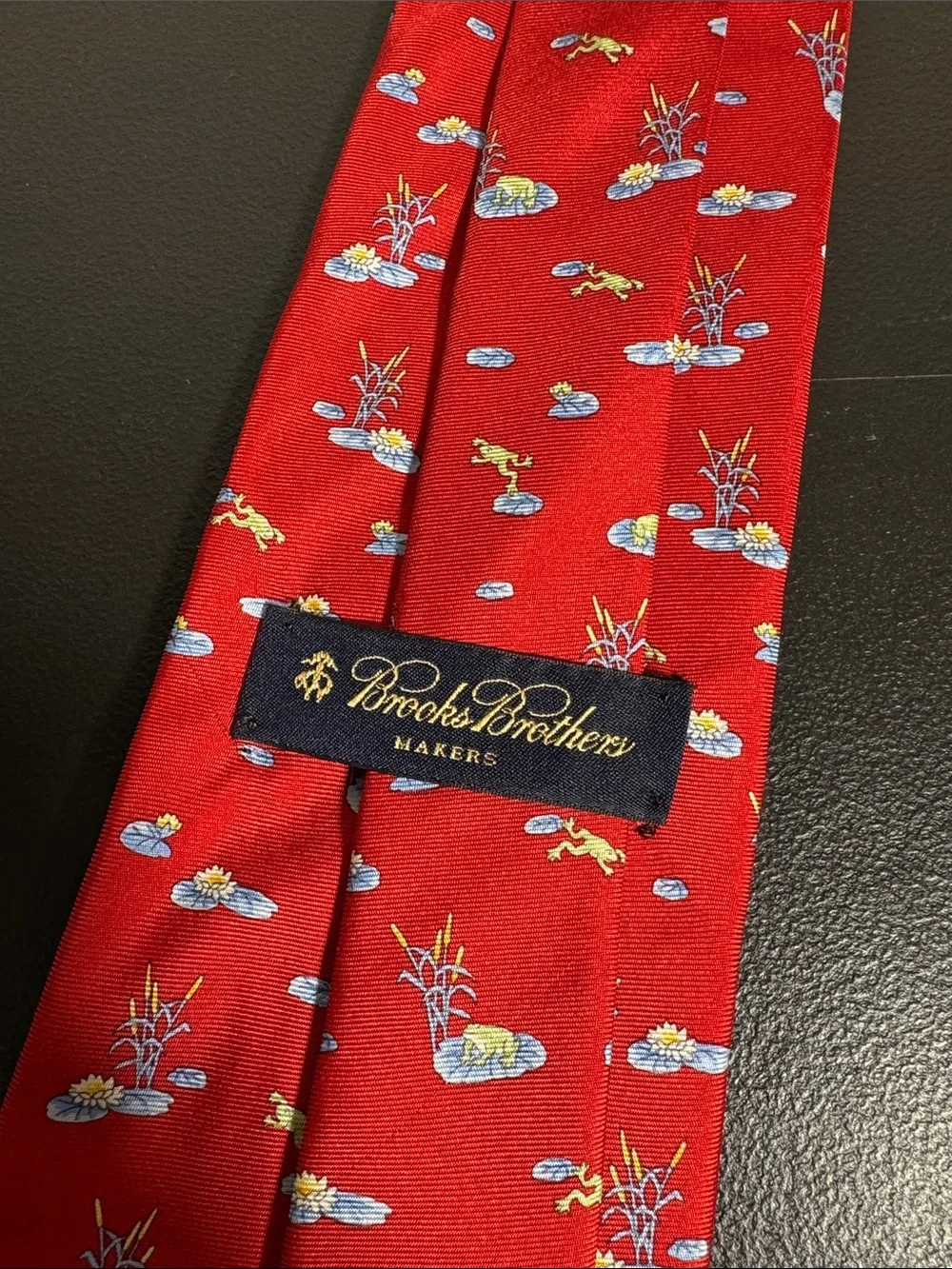Brooks Brothers mens red pond frog pattern 100% silk neck tie EUC